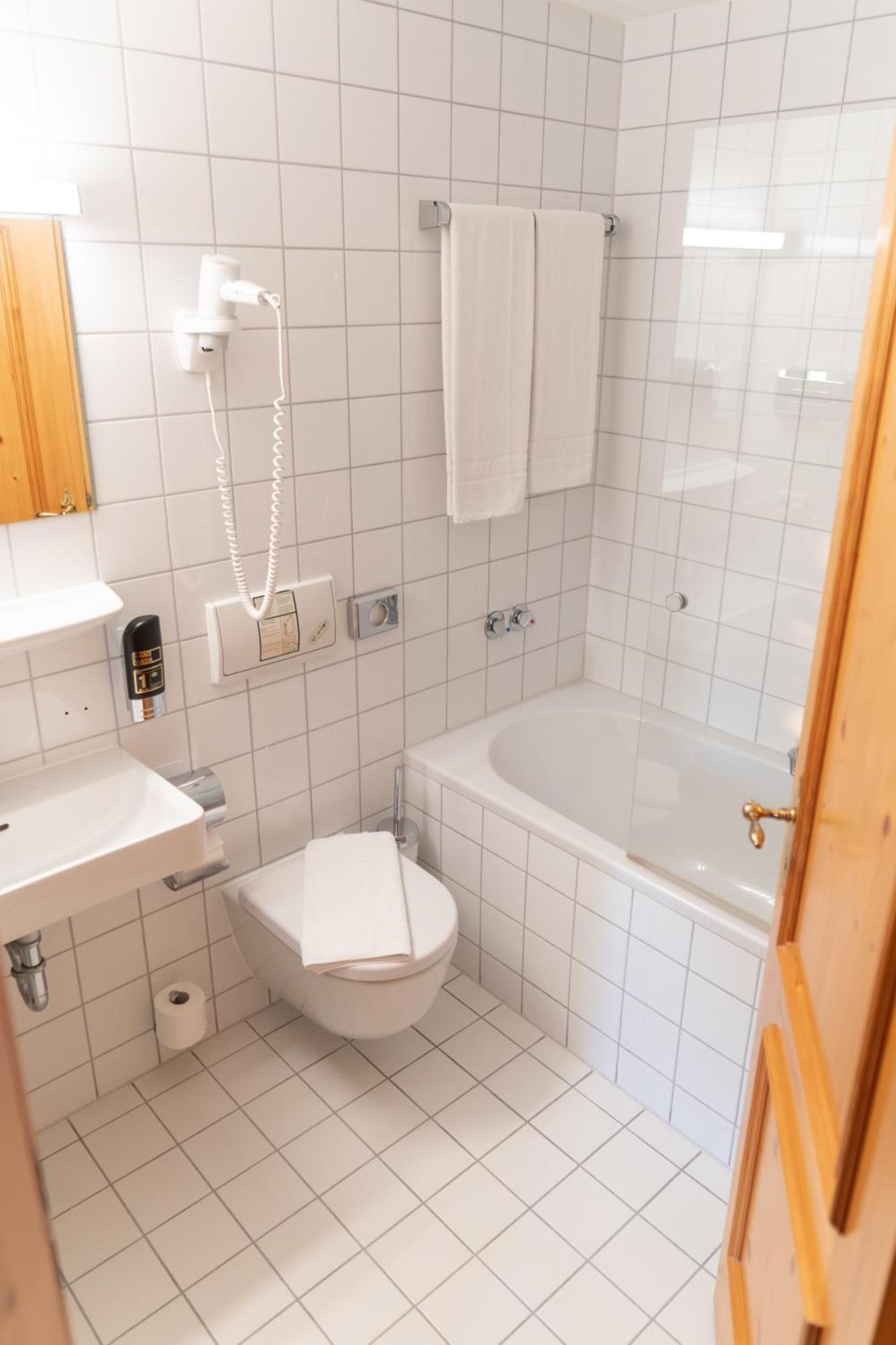 Hotel Restaurant Taverna Eching  Екстер'єр фото